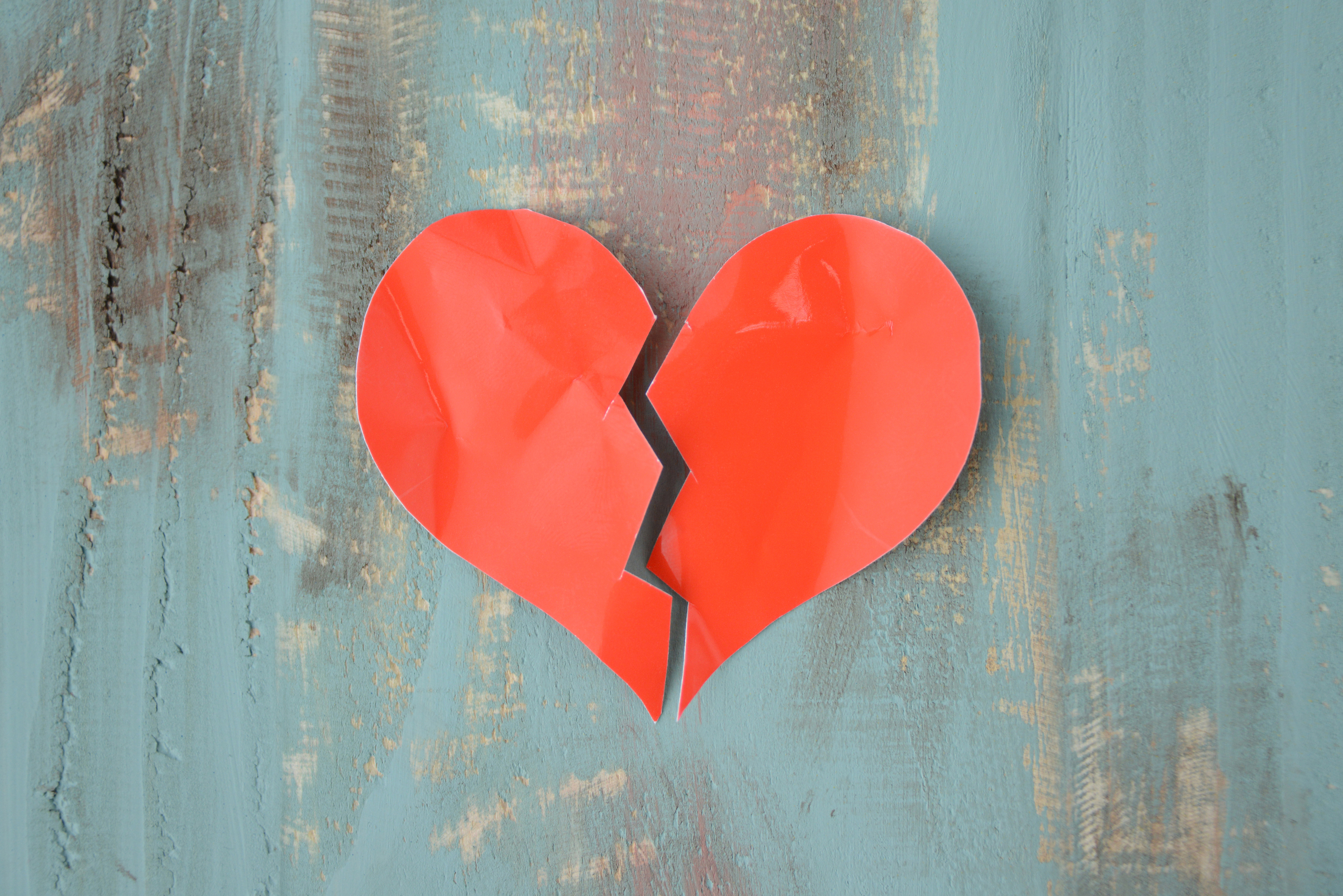 Расколотое сердце. Разбитое сердце из пинтереста. Школа разбитых сердец. Филиппины разбитое сердце. Филиппины разбитое сердце.