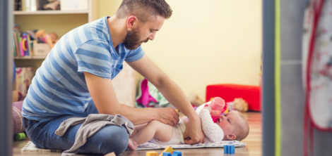 как поменять подгузник ребенку