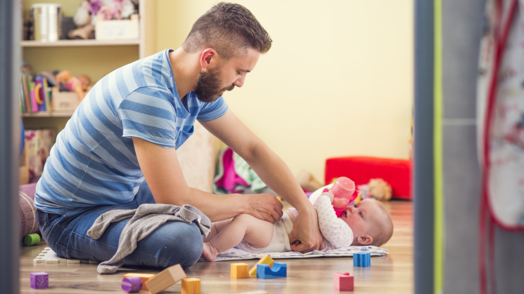 как сменить подгузник