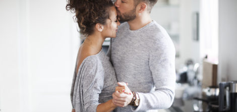 почему вашему партнеру нравится целовать вас в лоб