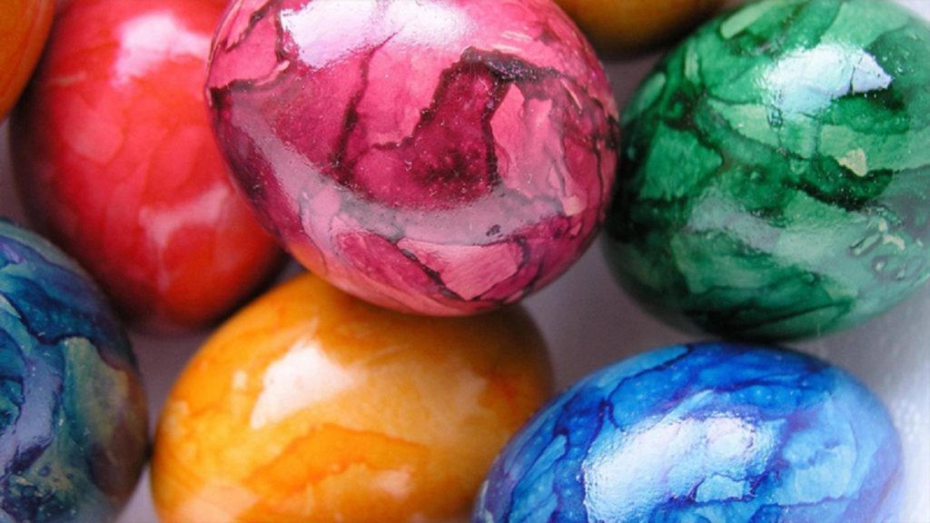 Как покрасить пасхальные яйца