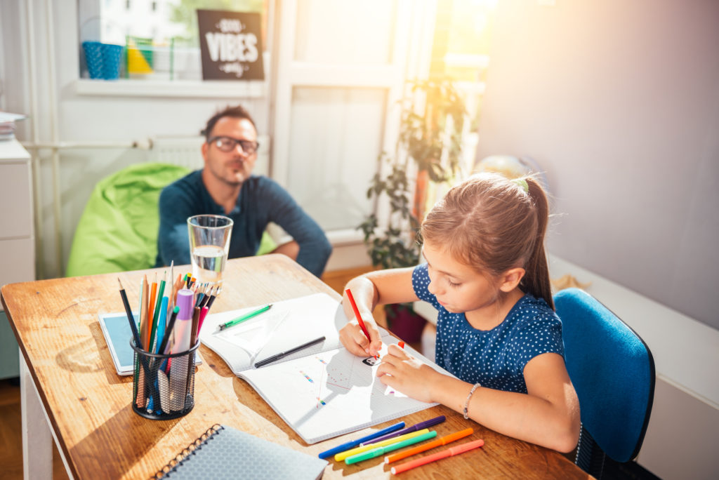 Как обустроить ребенку качественное учебное место дома